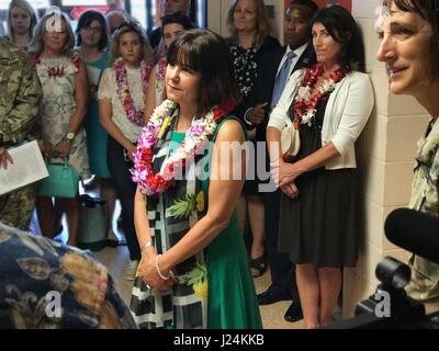 Honolulu, Hawaii. 25. April 2017. Karen Pence, hört Frau von US-Vizepräsident Mike Pence militärische Familienmitglieder bei einem Rundgang durch die Klinik Schofield Barracks 24. April 2017 in Honolulu, Hawaii. Der Besuch war zu reden, wie eine Form der alternativen Therapie verwendet wird, um Militärangehörige und ihre Familien mit Schwierigkeiten, Behinderungen oder Diagnosen umgehen helfen. Bildnachweis: Planetpix/Alamy Live-Nachrichten Stockfoto