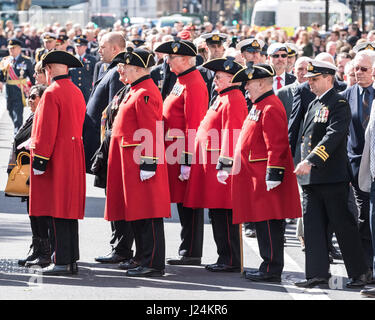 London, UK. 25. April 2017. Vetrans kommen an den jährlichen ANZAC Commemeration in Whitehall, London Credit: Ian Davidson/Alamy Live News Stockfoto
