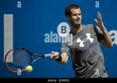 Barcelona, Katalonien, Spanien. 25. April 2017. ANDY MURRAY (GBR) kehrt einen Ball während einer Trainingseinheit am zweiten Tag des Kredits "Barcelona Open Banc Sabadell" 2017: Matthias Oesterle/ZUMA Draht/Alamy Live News Stockfoto