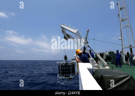 (170425)--an Bord Schiff XIANGYANGHONG 09, 25. April 2017 (Xinhua)--Wissenschaftler untersuchen die Temperatur und den Salzgehalt des Meerwassers mit Gerät CTD an Bord Schiff Xiangyanghong 09 in das Südchinesische Meer, Süd-China, 25. April 2017.  Chinesische Wissenschaftler begann am Dienstag, den Anfang der zweiten Stufe Chinas 38. ozeanischen Expedition Tiefsee Mission in das Südchinesische Meer. Chinas bemannte Tauchpumpe Jiaolong und ihre Crew von Wissenschaftlern in die Lage an Bord das Mutterschiff Xiangyanghong 09 angekommen. Die Tauchpumpe wird erwartet, dass seine erste Südchinesische Meer tauchen in diesem Jahr am Stadtmarkt durchführen Stockfoto