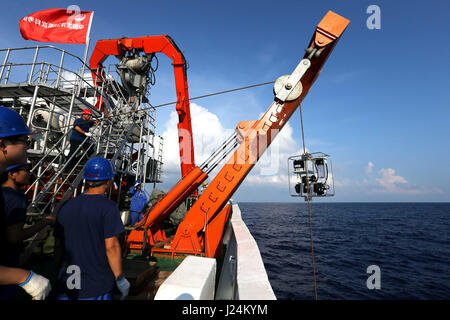 (170425)--an Bord Schiff XIANGYANGHONG 09, 25. April 2017 (Xinhua)--Wissenschaftler erhalten Sediment des Meeresbodens mit einem Kasten Sampler an Bord Schiff Xiangyanghong 09 in das Südchinesische Meer, Süd-China, 25. April 2017.  Chinesische Wissenschaftler begann am Dienstag, den Anfang der zweiten Stufe Chinas 38. ozeanischen Expedition Tiefsee Mission in das Südchinesische Meer. Chinas bemannte Tauchpumpe Jiaolong und ihre Crew von Wissenschaftlern in die Lage an Bord das Mutterschiff Xiangyanghong 09 angekommen. Die Tauchpumpe wird voraussichtlich seine erste South China Sea Dive heuer am Mittwoch durchzuführen. (Xinhua / Stockfoto