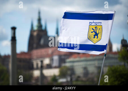 Eine Prozession von etwa 300 Personen, organisiert durch die internationale christliche Botschaft Jerusalem (ICEJ) Gruppe, mit israelischen Fahnen ging durch das alte jüdische Viertel der Stadt und dann gesammelt in der Wallenstein-Garten, der Teil des Senats, Yom HaShoah, den Holocaust-Tag heute auf Sonntag, 23. April 2017 markiert ist. (CTK Foto/Josef Vostarek) Stockfoto