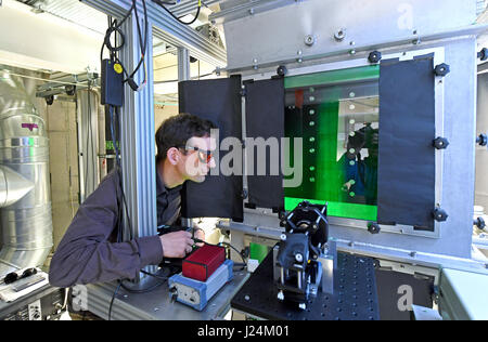 Leipzig, Deutschland. 25. April 2017. Starten einen neuen Windkanal stellt Wissenschaftler Jens Voigtlaender der Funktionsweise des Systems an das Leibniz-Institut für troposphärische Forschung in Leipzig, Deutschland, 25. April 2017 unter Beweis. Die Experten des Leibniz-Instituts wollen mit neuen Windkanal den globale Klimawandel noch näher zu erkunden. Unter anderem können die Wissenschaftler untersuchen, wie stark die Luftströme die Bildung und das Einfrieren von Wolken unter genau einstellbare Versuchsbedingungen beeinflussen. Bildnachweis: Dpa picture Alliance/Alamy Live News Stockfoto