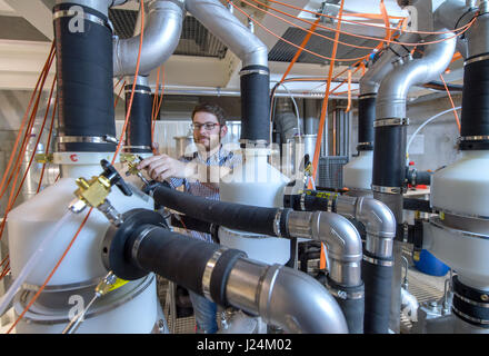 Leipzig, Deutschland. 25. April 2017. Starten einen neuen Windkanal stellt Wissenschaftler Dennis Niedermeier der Funktionsweise des Systems an das Leibniz-Institut für troposphärische Forschung in Leipzig, Deutschland, 25. April 2017 unter Beweis. Die Experten des Leibniz-Instituts wollen mit neuen Windkanal den globale Klimawandel noch näher zu erkunden. Unter anderem können die Wissenschaftler untersuchen, wie stark die Luftströme die Bildung und das Einfrieren von Wolken unter genau einstellbare Versuchsbedingungen beeinflussen. Bildnachweis: Dpa picture Alliance/Alamy Live News Stockfoto