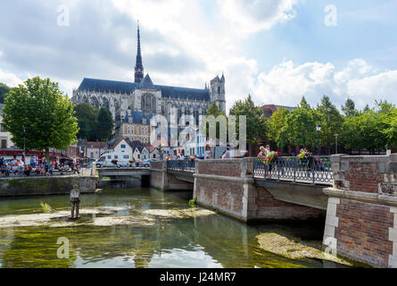 Kathedrale von Amiens (Cathédrale Notre-Dame Amiens) aus dem Quartier Saint-Leu, Amiens, Picardie, Frankreich Stockfoto