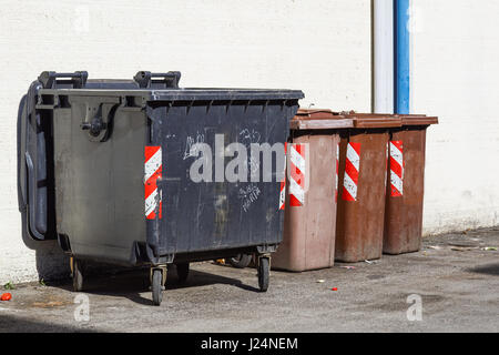 Vier farbige Mülltonnen zu helfen separaten und recyceln Stockfoto