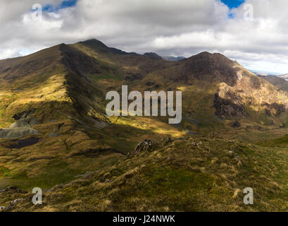 Snowdon und Y Lliwedd von Yr Aran, Snowdonia-Nationalpark, Wales Stockfoto