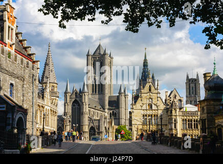 Blick auf das alte Gent Stadtzentrum mit der St. Michael's Bridge, saint-nicholas Kirche, Glockenturm, Predikherenlei und der Kathedrale Saint Bavo. Belgien Stockfoto