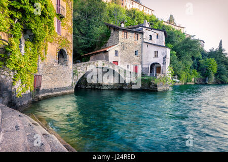 Alte steinerne Brücke am Ende der Nesso der Schlucht (Orrido di Nesso), Como, Italien Stockfoto