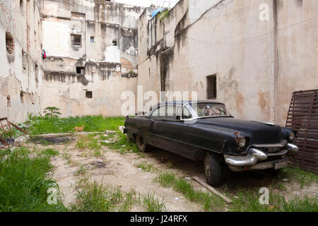 Ein klassisches amerikanisches Auto geparkt zwischen zwei Gebäuden in Havanna, Kuba. Stockfoto