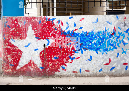 Eine künstlerische Darstellung der kubanischen Flagge gemalt an der Wand in Havanna, Kuba. Stockfoto