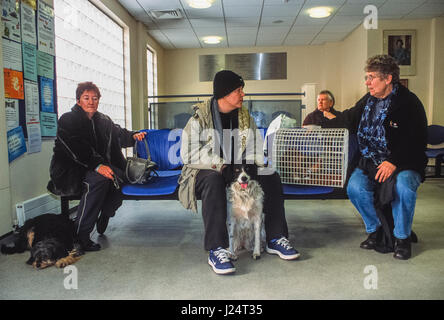 Tierhalter in den Warteraum im blauen Kreuz Animal Hospital, Victoria, London, Vereinigtes Königreich Stockfoto