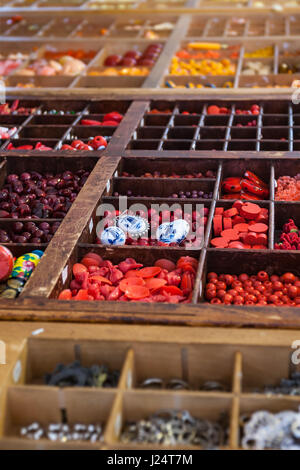 Verschiedene Perlen im alten hölzernen kleinen Fächern, mit dem Fokus auf alte Delfter blaue. Stockfoto