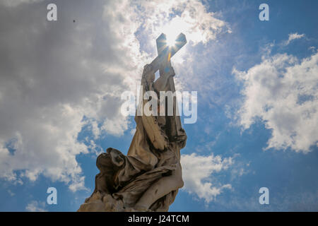 Eine Statue mit Kreuz von Bernini auf Saint Angel Brücke, Rom, Italien Stockfoto