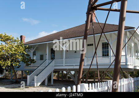 Der Leuchtturm Wächter Haus unterhalb des Leuchtturms 98 Fuß hohen Eisen-Sanibel Island, auf einer vorgelagerten Insel in der Nähe von Fort Myers, Florida. Stockfoto