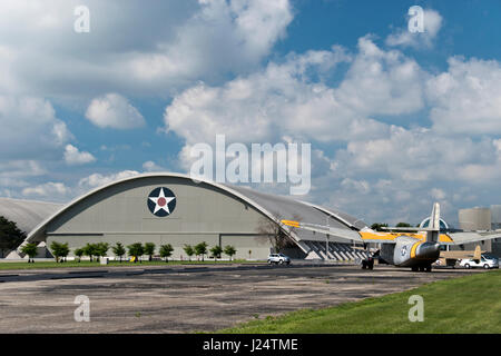 Große Flugzeuge stehen außerhalb des nationalen Museums der United States Air Force auf der Wright-Patterson Air Force Base in Dayton, Ohio. Stockfoto