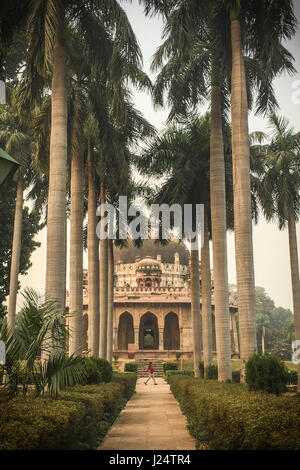 Lodi Gardens. Islamische Grab (Bara Gumbad) inmitten von Gärten und Palmen. Neu-Delhi, Indien. Stockfoto