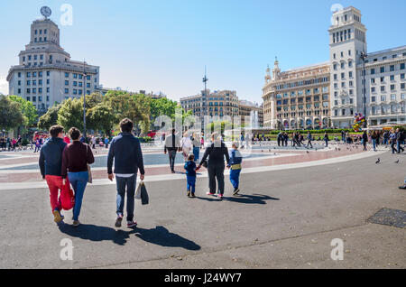 Touristen in der Plaça de Catalunya, eine große quadratische Int Zentrum von Barcelona. Stockfoto