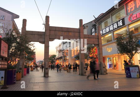 Menschen besuchen East Einkaufsstraße in Suzhou China. Stockfoto