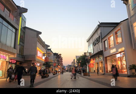 Menschen besuchen East Einkaufsstraße in Suzhou China. Stockfoto