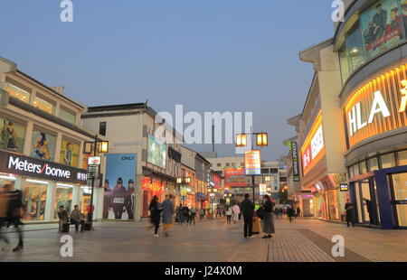 Menschen besuchen East Einkaufsstraße in Suzhou China. Stockfoto