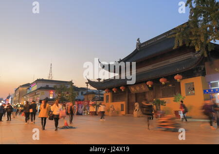 Menschen besuchen East Einkaufsstraße in Suzhou China. Stockfoto