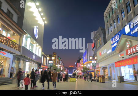 Menschen besuchen East Einkaufsstraße in Suzhou China. Stockfoto