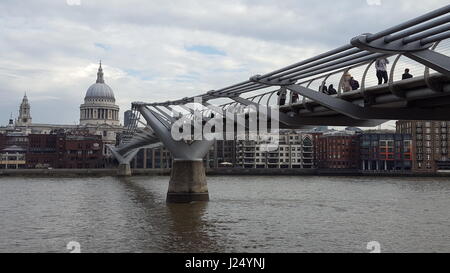 Pendler, die über die Millennium Bridge mit St. Paul's Kathedrale im Hintergrund zu arbeiten Stockfoto