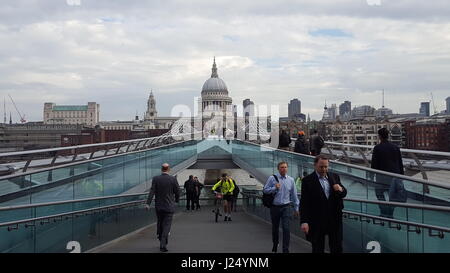 Pendler, die über die Millennium Bridge mit St. Paul's Kathedrale im Hintergrund zu arbeiten Stockfoto