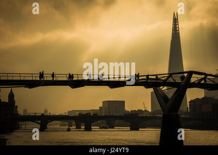 Silhouette Pendler der Millennium-Brücke mit dem Shard Gebäude im Hintergrund Stockfoto