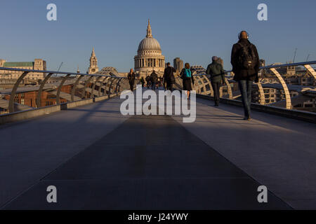 Pendler, die zu Fuß auf die Millennium Brücke in Richtung St. Pauls Cathedral, London Stockfoto