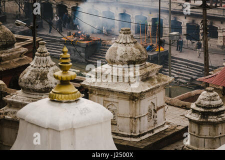 Rauch steigt aus Körpern auf Scheiterhaufen in Pashupatinath Tempel eingeäschert wird. Kathmandu, Nepal. Stockfoto