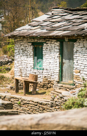 Nepal, März 2017: Eine Wohnung gebaut, mit traditionellen Techniken. Fotografiert vor den Toren Birethanti in der Annapurna Region Nepal. Stockfoto