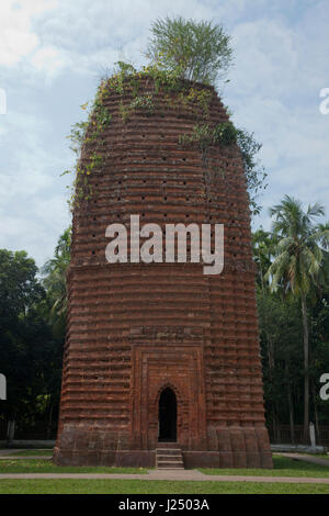 Ayodhya Motte oder Kodla Schmetterling in Ayodhya Dorf in Bagerhat gelegen. Eine fragmentarische alte Bangla Inschrift Datensätze, die die Motte etwa 1610 erbaut wurde, Stockfoto