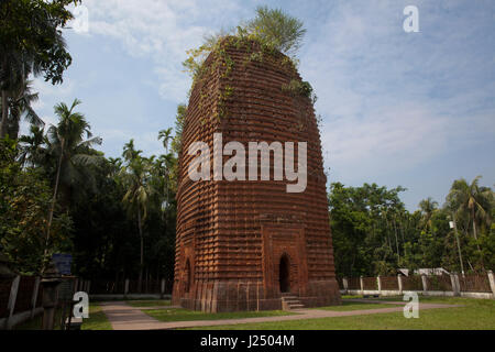 Ayodhya Motte oder Kodla Schmetterling in Ayodhya Dorf in Bagerhat gelegen. Eine fragmentarische alte Bangla Inschrift Datensätze, die die Motte etwa 1610 erbaut wurde, Stockfoto