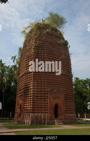 Ayodhya Motte oder Kodla Schmetterling in Ayodhya Dorf in Bagerhat gelegen. Eine fragmentarische alte Bangla Inschrift Datensätze, die die Motte etwa 1610 erbaut wurde, Stockfoto