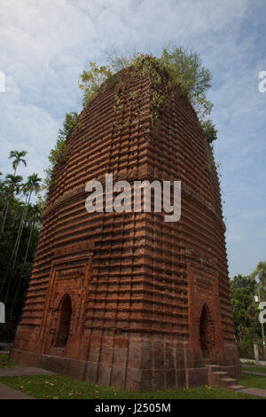 Ayodhya Motte oder Kodla Schmetterling in Ayodhya Dorf in Bagerhat gelegen. Eine fragmentarische alte Bangla Inschrift Datensätze, die die Motte etwa 1610 erbaut wurde, Stockfoto