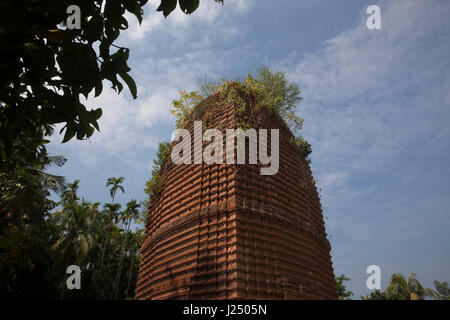 Ayodhya Motte oder Kodla Schmetterling in Ayodhya Dorf in Bagerhat gelegen. Eine fragmentarische alte Bangla Inschrift Datensätze, die die Motte etwa 1610 erbaut wurde, Stockfoto