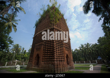 Ayodhya Motte oder Kodla Schmetterling in Ayodhya Dorf in Bagerhat gelegen. Eine fragmentarische alte Bangla Inschrift Datensätze, die die Motte etwa 1610 erbaut wurde, Stockfoto