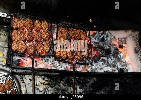 Grillen das Hackfleisch vom Schwein (Cha) in Vorbereitung der berühmten Hanoi Bún Cha Schale besteht aus gegrilltem Fleisch, Reis Nudelsuppe mit Kräutern. Stockfoto