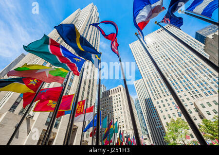 NEW YORK CITY - 2. September 2016: Internationale Flaggen Fliege am Fuße des Art-Déco-Wolkenkratzer am Rockefeller Center. Stockfoto