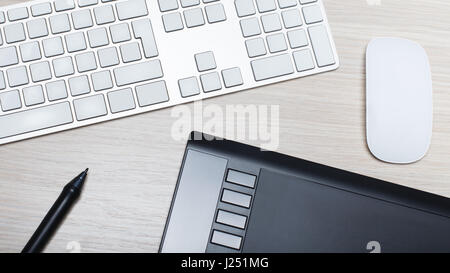 Moderne Designer Büroaccessoire mit Maus, Tastatur, Zeichenblock und Digitalstift Stockfoto