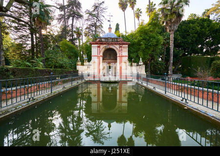 Gärten in Reales Alcazares in Sevilla - Residenz entwickelte sich aus einem ehemaligen maurischen Palast in Andalusien, Spanien Stockfoto