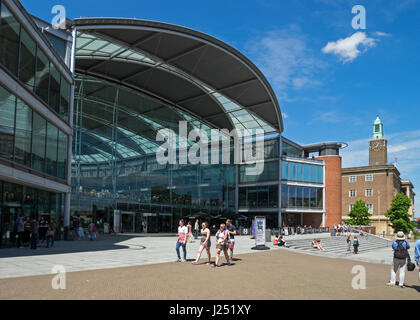 Das Forum Building und das Rathaus mit dem Uhrturm, in Zentrum von Norwich, Norfolk, England, Großbritannien Stockfoto