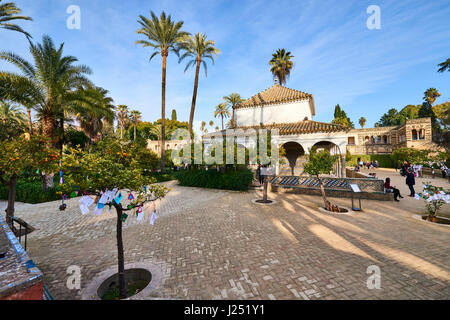 Gärten in Reales Alcazares in Sevilla - Residenz entwickelte sich aus einem ehemaligen maurischen Palast in Andalusien, Spanien Stockfoto