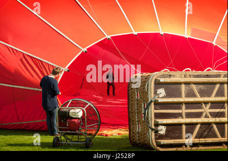 HEISSLUFTBALLON wird mit Korb auf der Seite gelegt aufgeblasen Stockfoto