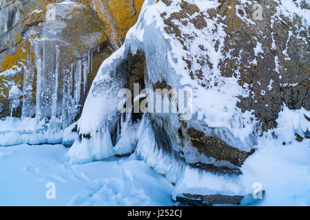 Eis und Eiszapfen auf Felsen am Baikalsee, Russland Stockfoto