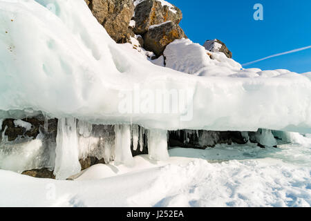 Eishöhle mit Eiszapfen am Berg in den Baikalsee, Russland Stockfoto