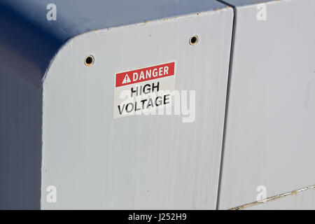 Hochspannung Gefahrenzeichen auf einem elektrischen Feld. Stockfoto