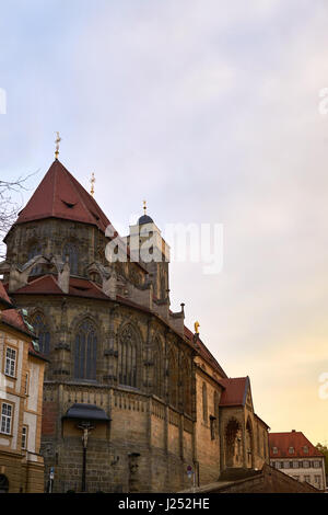 Blick auf die Obere Abendkonzerte in Bamberg, Bayern, Deutschland, bei Sonnenuntergang. Die so genannte Kirche Kirche Unsere Liebe Frau oder Obere Pfarre. Stockfoto